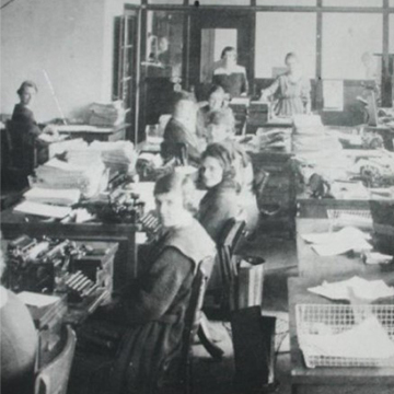 Picture of the staff of the State Fund office in 1914. Picture of the staff of the State Fund office in 1914.